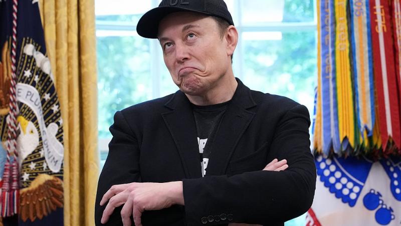 Elon Musk îmbrăcat într-o ținută complet neagră