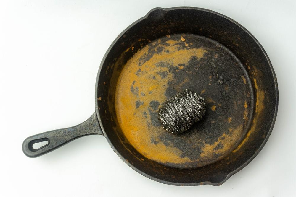 Cum se curăță corect o tigaie de fontă. Sfaturi pentru a-i prelungi viața