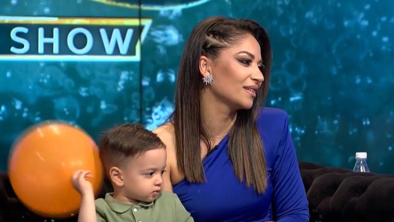 Ameri Nasrin, prima apariție alături de băiețelul ei la TV. Momentul în care micuțul a pornit o bătaie cu baloane cu mămica lui