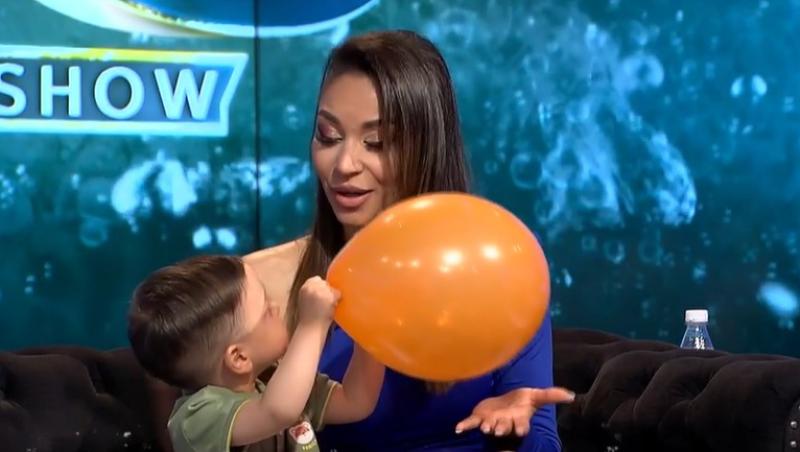Ameri Nasrin, prima apariție alături de băiețelul ei la TV. Momentul în care micuțul a pornit o bătaie cu baloane cu mămica lui