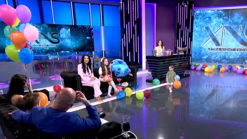 Ameri Nasrin, prima apariție alături de băiețelul ei la TV. Momentul în care micuțul a pornit o bătaie cu baloane cu mămica lui