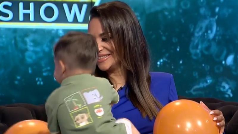 Ameri Nasrin, prima apariție alături de băiețelul ei la TV. Momentul în care micuțul a pornit o bătaie cu baloane cu mămica lui
