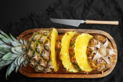 Cum se curăță corect un ananas. Cum știi dacă ananasul este copt. Trucuri pentru începători