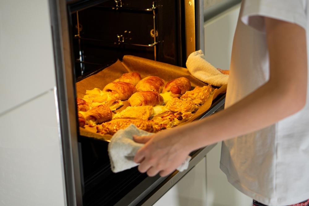 Trebuie sau nu să pre&icirc;ncălzim cuptorul de fiecare dată c&acirc;nd &icirc;l folosim. Ce spun specialiștii