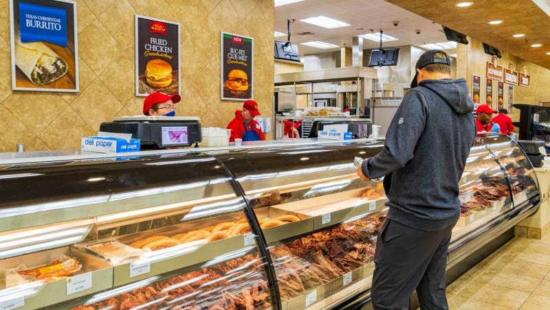 Cum arată cea mai mare benzinărie din lume și de ce mulți se pierd când ajung aici