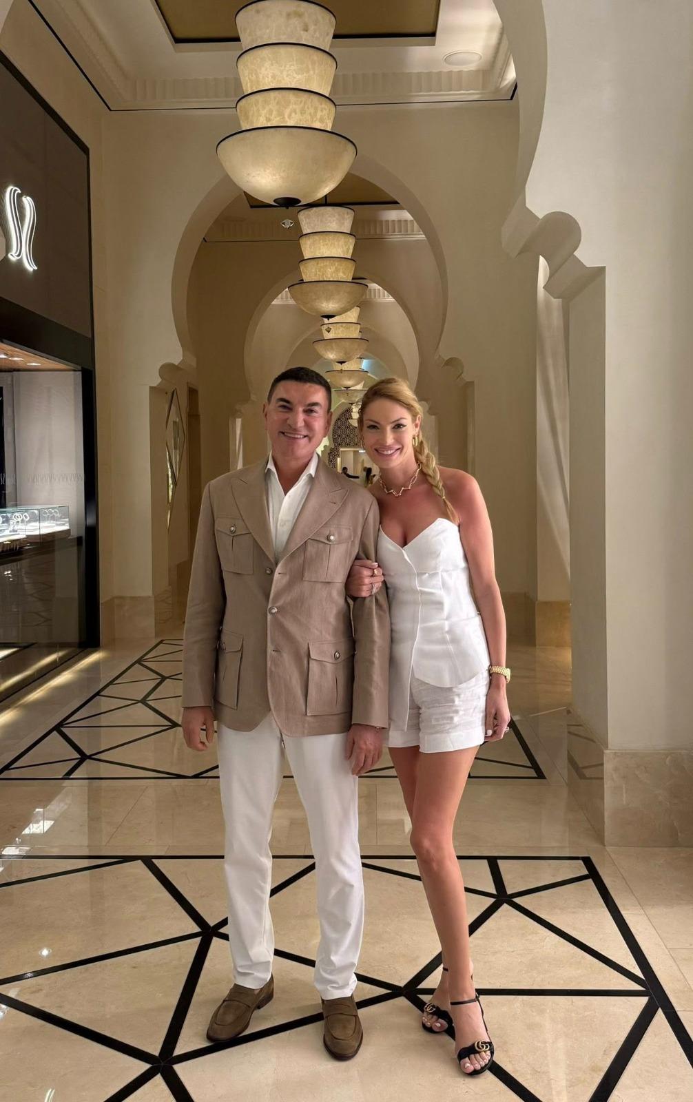 Cristi Borcea alături de Valentina Pelinel, ambii îmbrăcați elegant