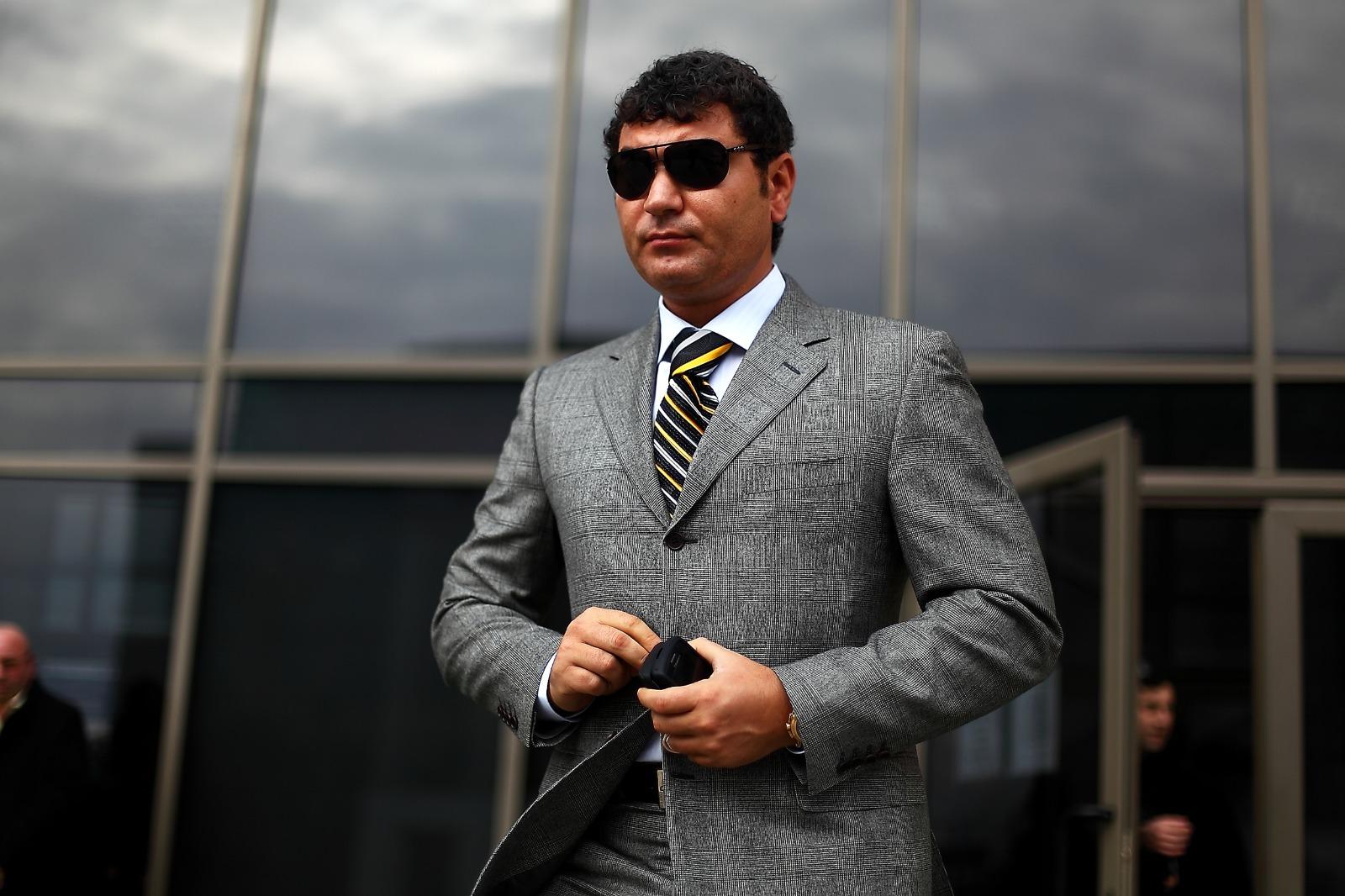 Cristi Borcea îmbrăcat cu un costum gri