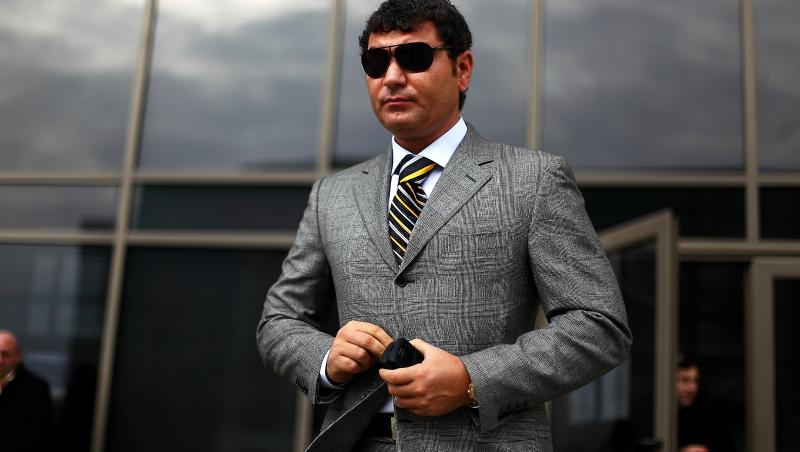 Cristi Borcea îmbrăcat cu un costum gri