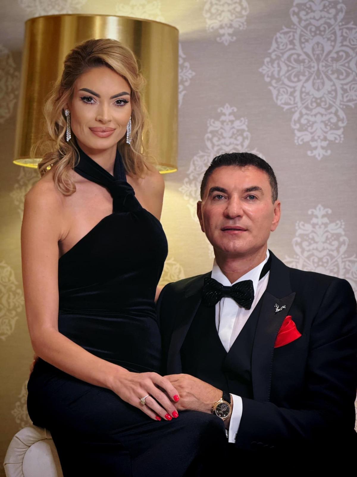 Cristi Borcea alături de Valentina Pelinel, ambii îmbrăcați elegant în ținute negre