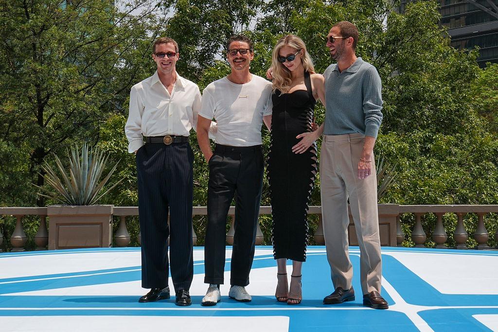 Vanessa Kirby alături de colegii ei din producția filmului „The Fantastic Four: First Steps”