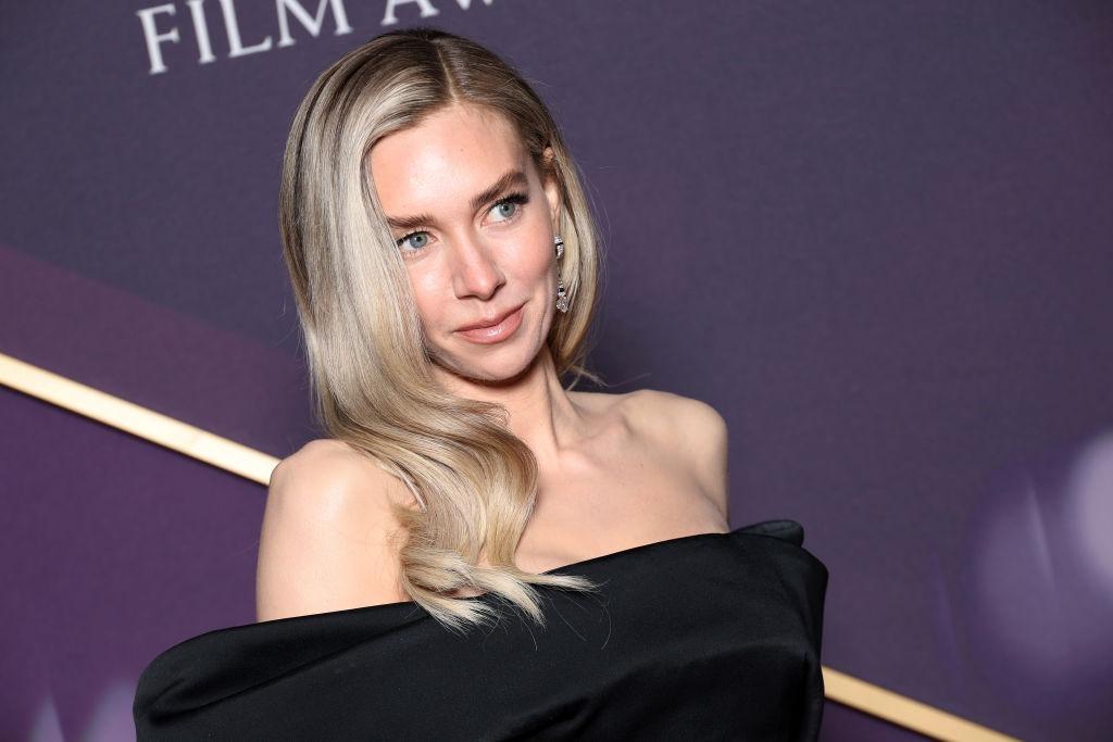 Vanessa Kirby îmbrăcată cu o rochie neagră fără mâneci