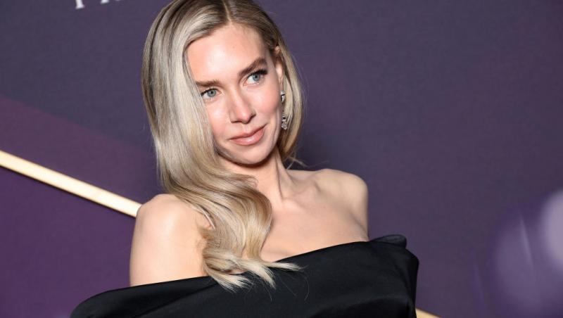 Vanessa Kirby îmbrăcată cu o rochie neagră fără mâneci