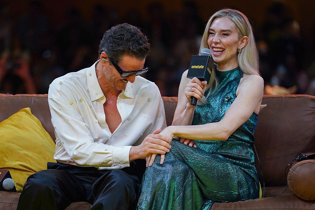 Pedro Pascal si Vanessa Kirby în timpul unei emisiuni