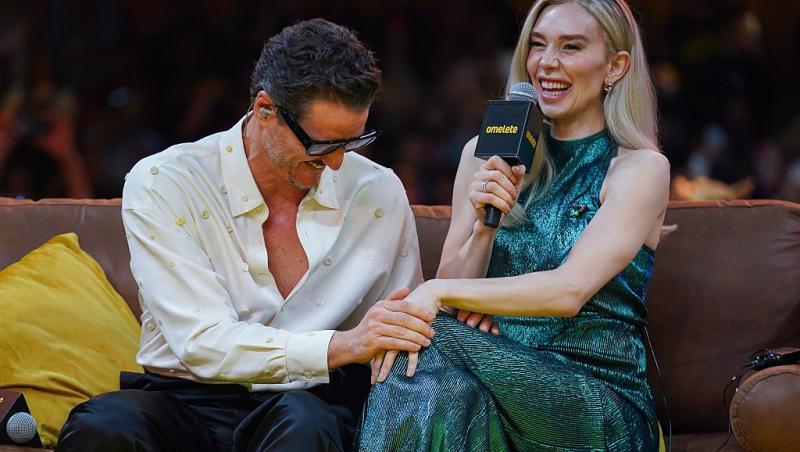 Pedro Pascal si Vanessa Kirby în timpul unei emisiuni