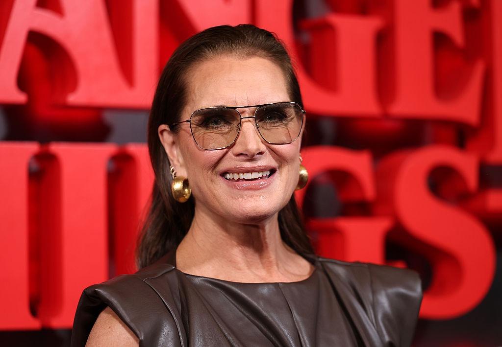 Brooke Shields îmbrăcată într-o rochie neagră din piele
