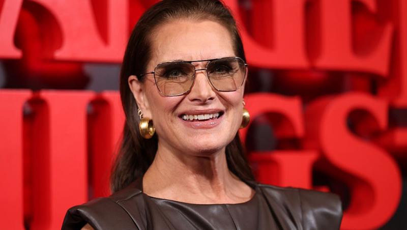 Brooke Shields îmbrăcată într-o rochie neagră din piele