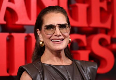 Brooke Shields a împlinit 60 de ani. Cum arată acum actrița, care și-a etalat silueta de invidiat într-un costum de baie negru