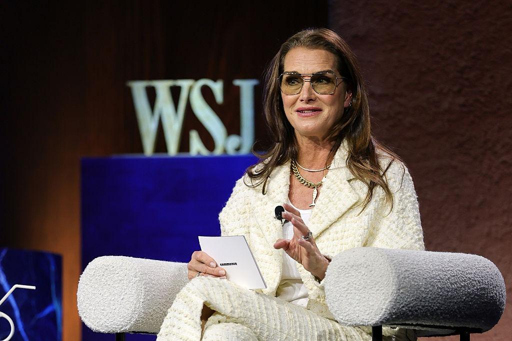 Brooke Shields îmbrăcată într-o ținută bej, vorbind în timpul unei emisiuni