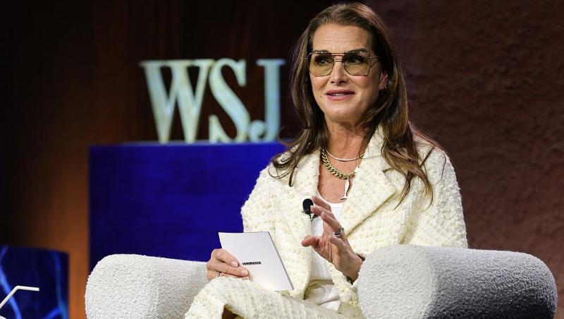 Brooke Shields îmbrăcată într-o ținută bej, vorbind în timpul unei emisiuni