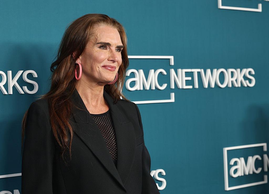 Brooke Shields îmbrăcată într-o ținută complet neagră