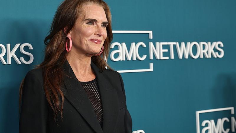 Brooke Shields îmbrăcată într-o ținută complet neagră