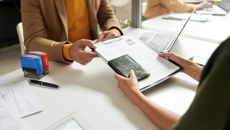 Aprobabrea cererii vizei pentru studenți în Statele Unite ale Americii, condiționată de postările pe rețelele de socializare 