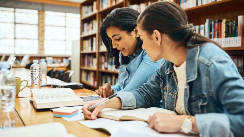 Aprobabrea cererii vizei pentru studenți în Statele Unite ale Americii, condiționată de postările pe rețelele de socializare 