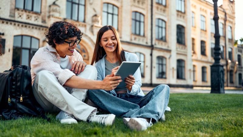 Aprobabrea cererii vizei pentru studenți în Statele Unite ale Americii, condiționată de postările pe rețelele de socializare 