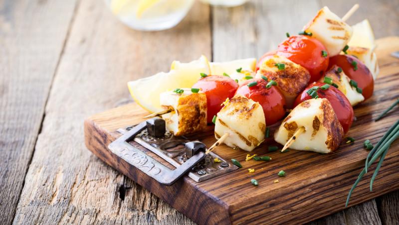 frigărui la grătar cu legume și haloumi
