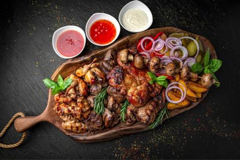 Rețete gustoase pentru un grătar perfect de vară. Ce tip de carne să pui și ce legume să adaugi lângă