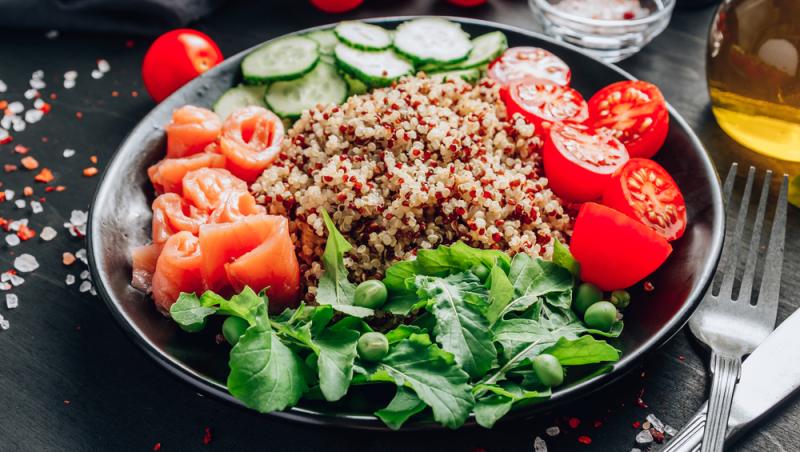 Bol cu ​​somon quinoa