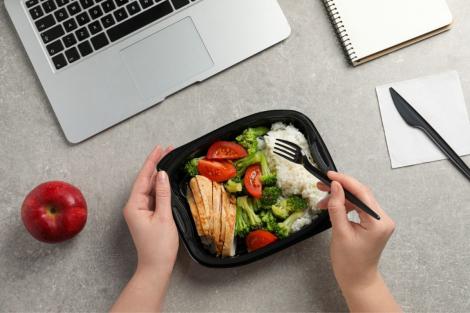 Idei de prânz sănătos la birou. Ce îți poți prepara cu puține calorii