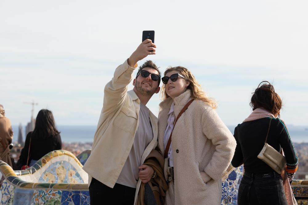 cuplu care își face un selfie în barcelona