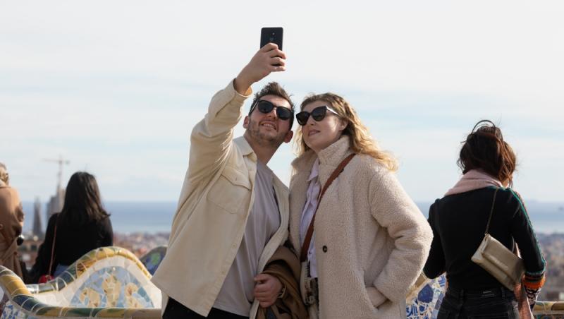 cuplu care își face un selfie în barcelona