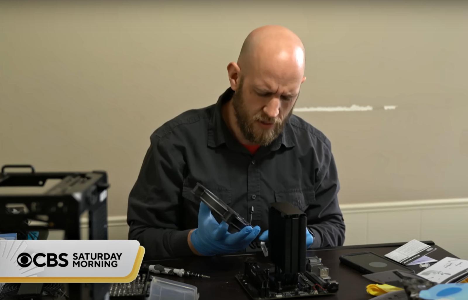 Chris Smith îmbrăcat cu o cămașă neagră