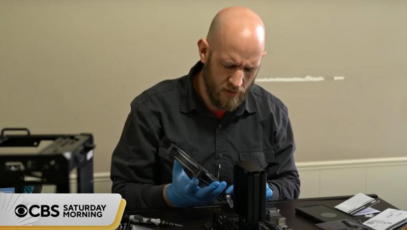 Chris Smith îmbrăcat cu o cămașă neagră