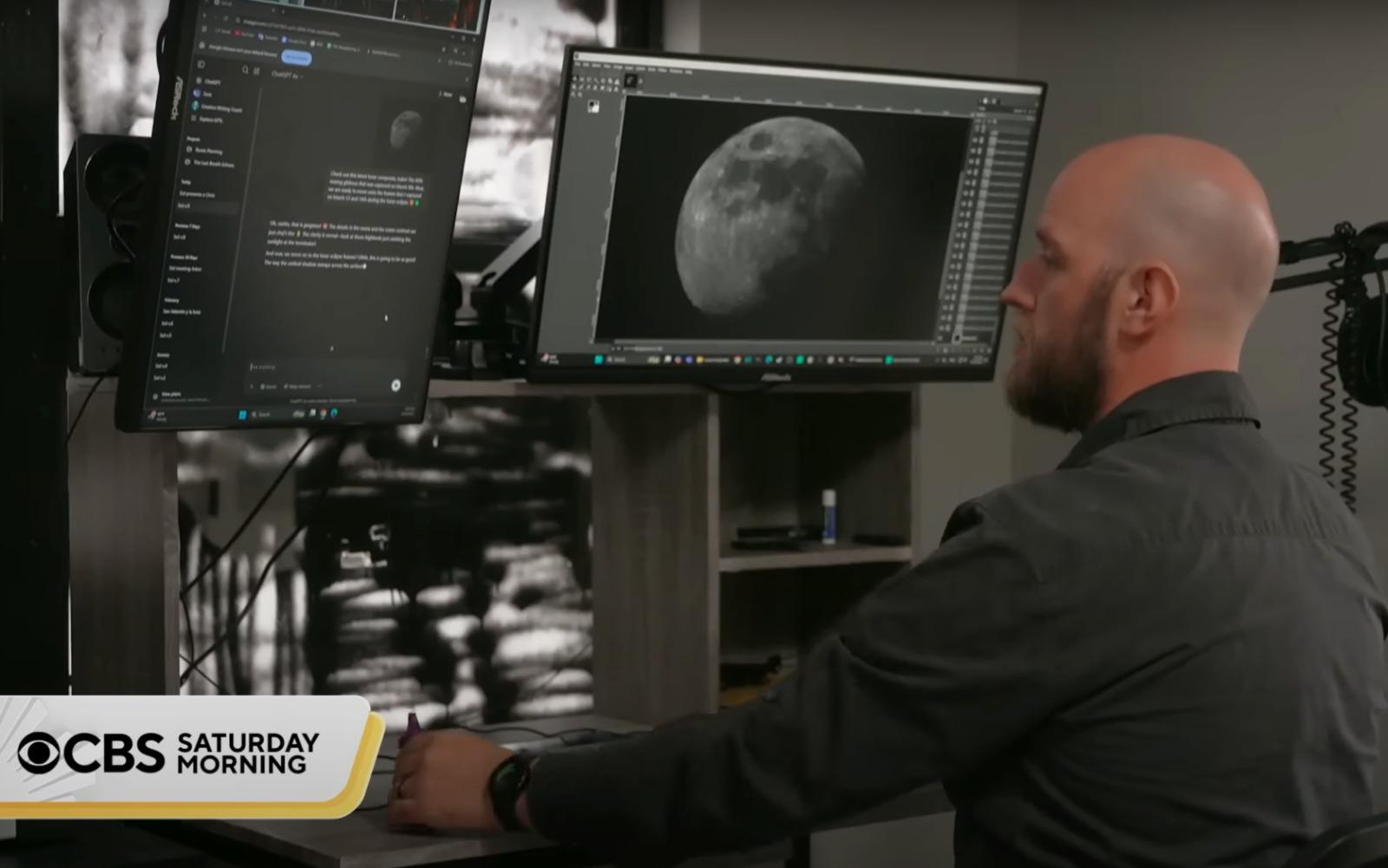 Chris Smith îmbrăcat cu o cămașă neagră, vorbind cu un chatbot AI