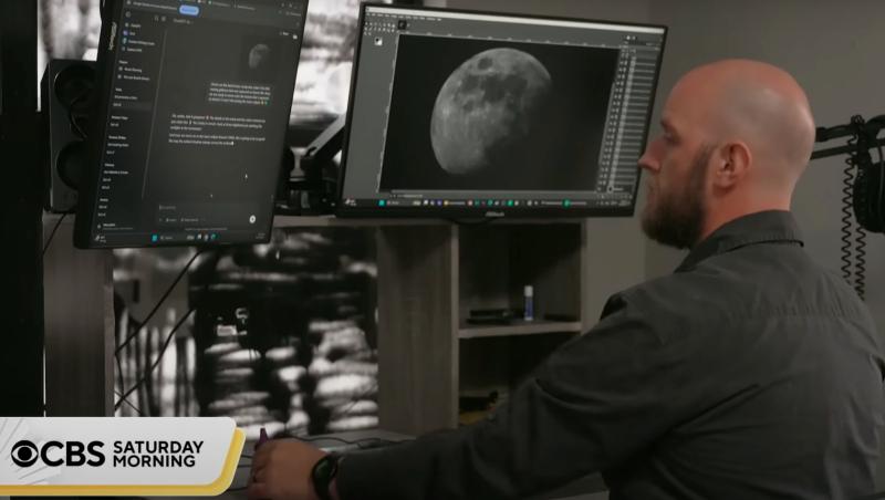 Chris Smith îmbrăcat cu o cămașă neagră, vorbind cu un chatbot AI