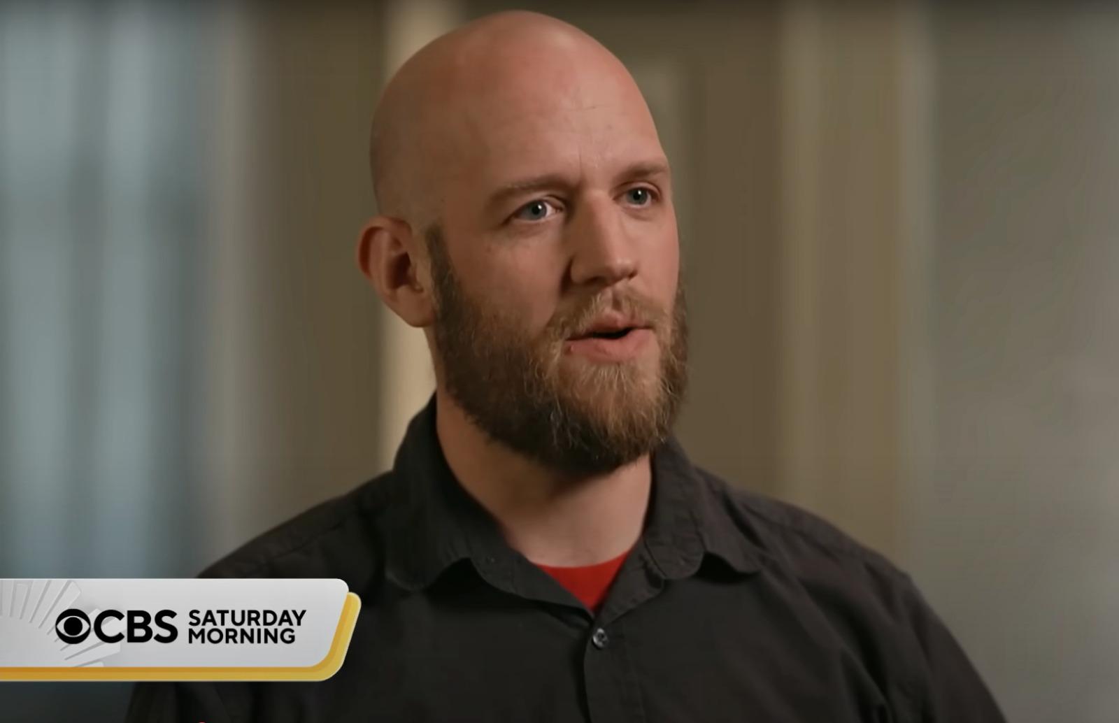 Chris Smith îmbrăcat cu o cămașă neagră