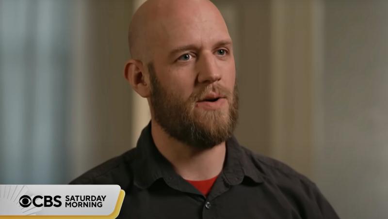 Chris Smith îmbrăcat cu o cămașă neagră