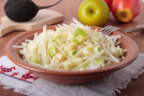 Salată de ridiche neagră. Cu ce alte ingrediente o mai poți completa