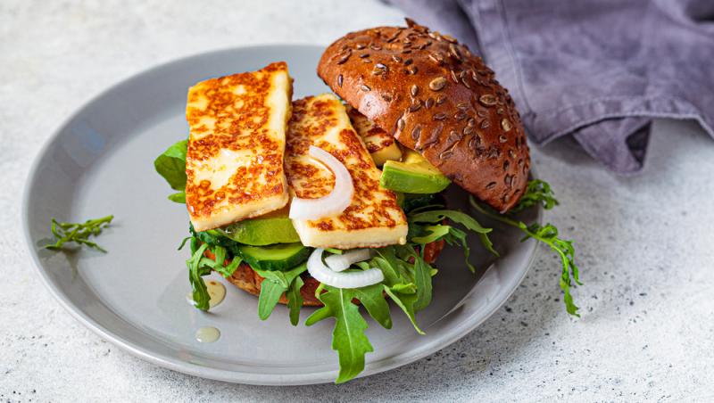 5 rețete cu brânză halloumi. Ce poți pregăti rapid și delicios