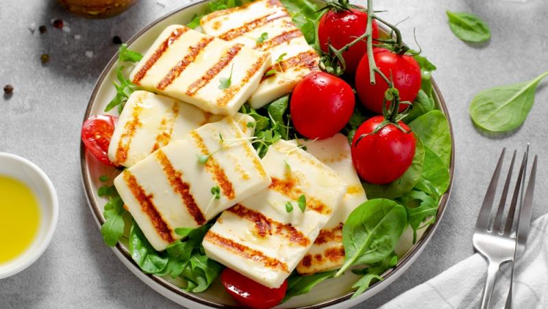 Halloumi se servește imediat ce a fost luată de pe grătar, cel mai adesea cu legume alături