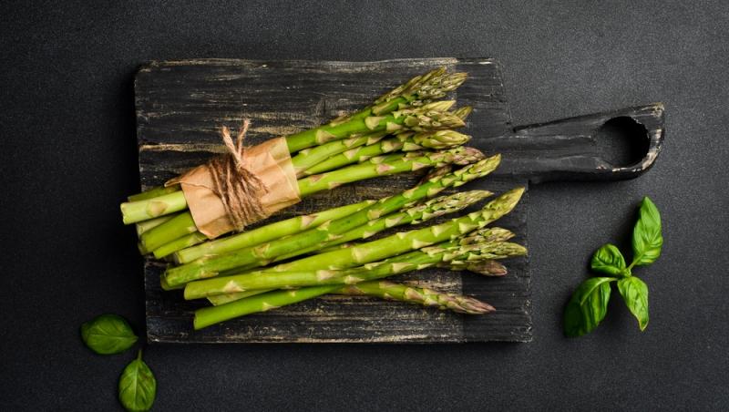 Sparanghelul la cuptor este o garnitură perfectă pentru orice fel de carne sau pește