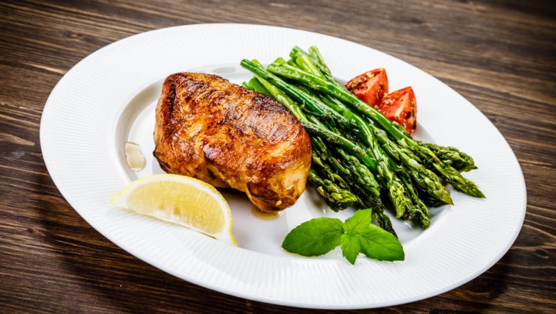 Sparanghel la cuptor. 6 rețete delicioase și ușoare