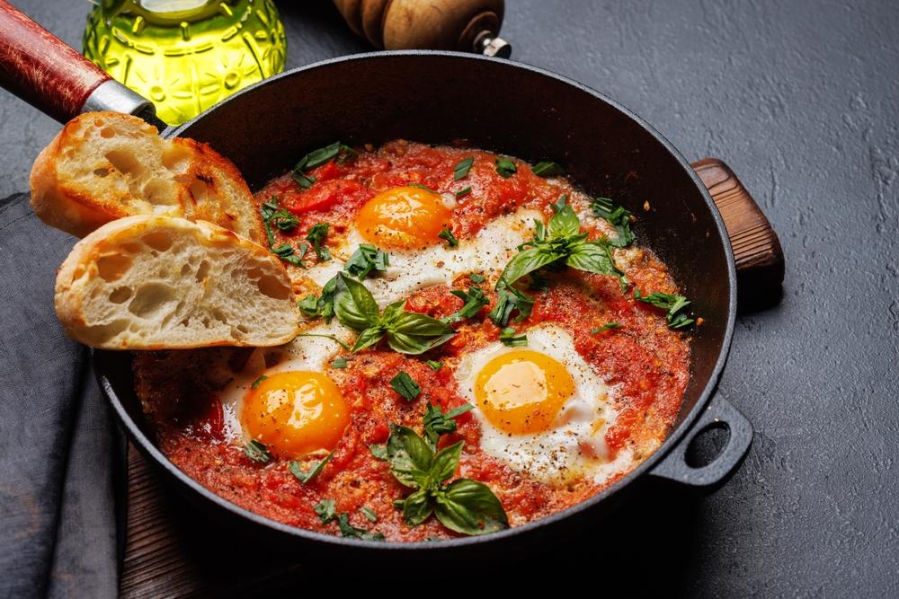 Rețetă originală de shakshuka. Cum obții o rețetă delicioasă de ouă cu roșii și ardei pentru micul dejun