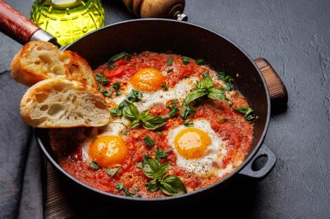 Rețetă originală de shakshuka. Cum obții o rețetă delicioasă de ouă cu roșii și ardei pentru micul dejun