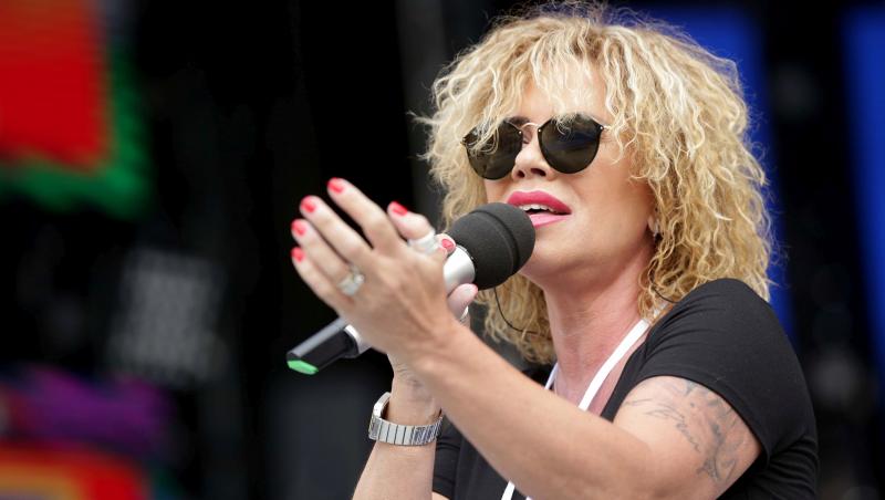 Luminița Anghel, imagine de colecție alături de băiatul ei, Filip. Micuțul o face mândră pe mama sa: „premiul 1, media 10 și...”