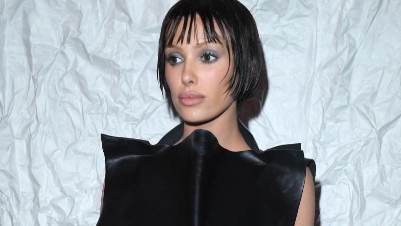 Bianca Censori îmbrăcată cu o ținută neagră, extrem de îndrăzneață