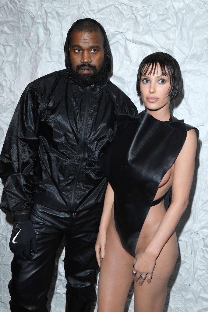 Bianca Censori îmbrăcată cu o ținută neagră, extrem de îndrăzneață, alături de Kanye West, îmbrăcat în negru
